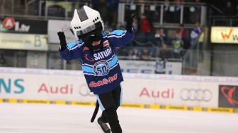 Nicht nur Xaver ist heute in der Saturn Arena, auch das Christkindl. Foto: Stefan Bösl / kbumm.de Nicht nur Xaver ist heute in der Saturn Arena, auch das Christkindl. Foto: Stefan Bösl / kbumm.de