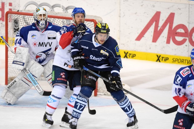 Petr Taticek (blaues Trikot) tritt mit den Panthern heute zu Spiel 3 in Mannheim an. Foto: City Press