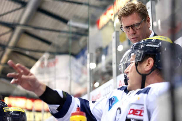 Panther-Kapitän Patrick Köppchen und Co-Trainer Peppi Heiß besprachen die Lage.  Foto: Stefan Bösl / kbumm.de