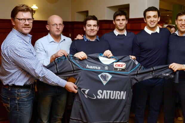 Peppi Heiß, Jiri Ehrenberger, Jared Ros, Benedikt Kohl, Brian Salcido und Claus Gröbner mit dem neuen grauen ERC-Trikot (Foto: Xaver Habermeier)