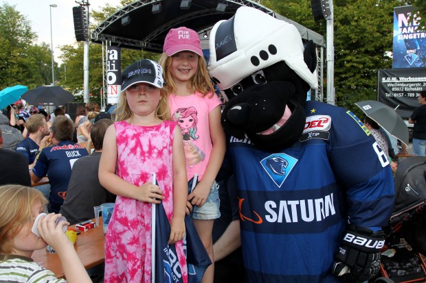 Xaver mit zwei seiner Fans. Der Powerpanther hat übrigens nun auch Autogramme. Foto: Jürgen Meyer