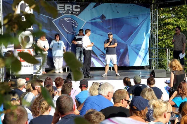 Viel Lob für ihr unermüdliches Engagement erhielten Christian Müller (auf der Bühne mit der Kappe) und die Fanbeauftragten. Foto: Jürgen Meyer