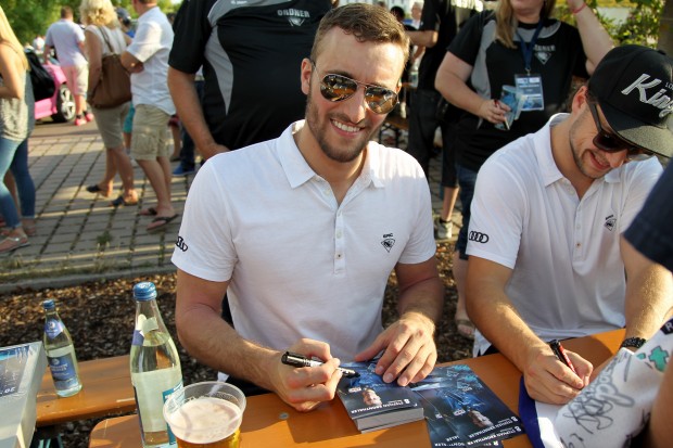 Auf der Bühne hatte Stephan Kronthaler für die englischsprachigen Neuzugänge noch den Übersetzer gegeben. Bei der Autogrammstunde stand Kroni selbst ganz im Fokus. Foto: Jürgen Meyer