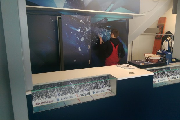 Modern und geräumig - der neue Fanshop in der Saturn Arena, hier im Aufbau, eröffnet am Freitag.