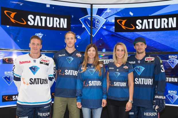 Alex Barta, Benedikt Schopper, Christine Rehm, Nihal Köz (workers Saturn), Benedikt Kohl (v.l.n.r.) in the new DEL jerseys... (Foto: Strisch)