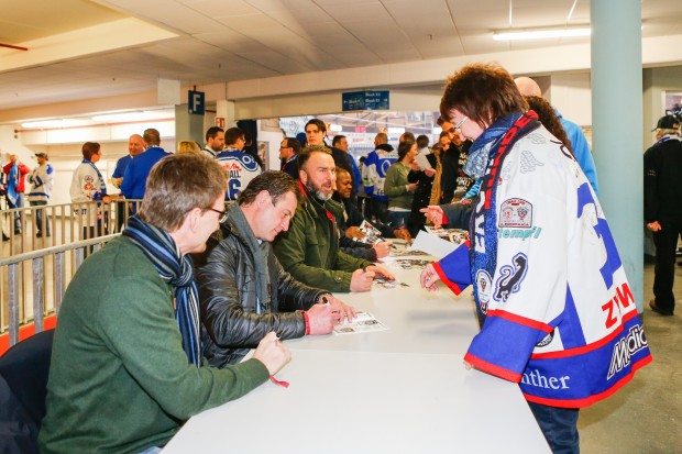 Ehemalige Panther-Spieler bei der Autogrammstunde. Foto: Strisch