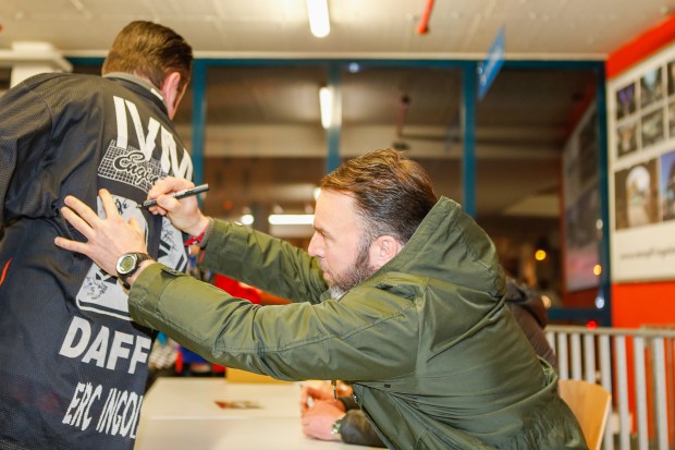 Ehemalige Panther-Spieler bei der Autogrammstunde. Foto: Strisch