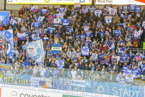 "Wir wolln eure Trikots sehn"-Choreografie bei der Starting Six. Foto: Strisch
