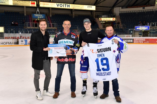 Die glücklichen Gewinner eines Retro-Kühlschranks, zur Verfügung gestellt von den Stadtwerken Ingolstadt, und des gespielten Trikots von Danny Irmen. Foto: Traub