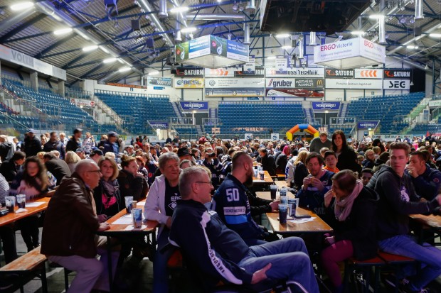 Weit über 1000 Besucher waren zur Saisonabschlussfeier in die Saturn Arena gekommen. Foto: Strisch / st-foto.de