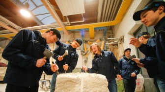 Die Jungpanther probierten die Arbeit mit Hammer und Meißel. Foto: Oliver Strisch Die Jungpanther probierten die Arbeit mit Hammer und Meißel. Foto: Oliver Strisch