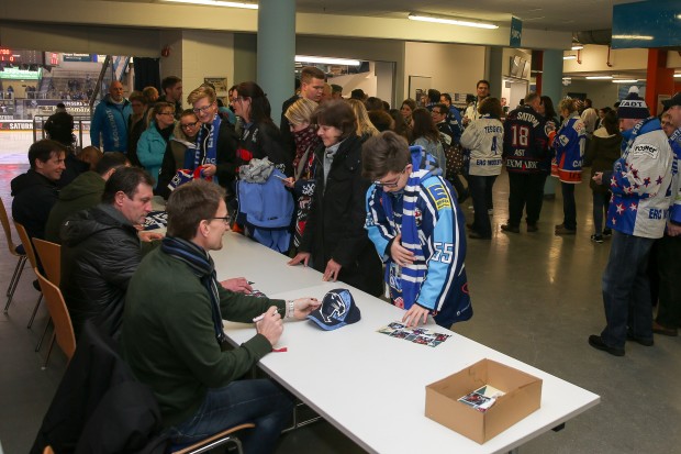 Die Legenden mussten vor dem Spiel viele Autogramme schreiben. Foto: Meyer