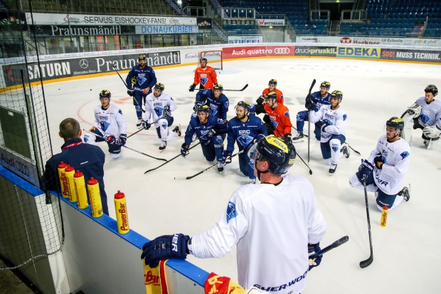 Trainer Tommy Samuelsson gab am Montag sein Debüt als ERC-Coach. Aufgeteilt in zwei Gruppen starteten die Panther ins Mannschaftstraining. Foto: Meyer Jürgen / kbumm.de