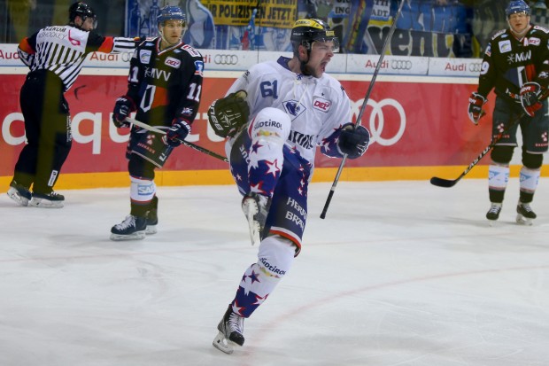 David Elsner bejubelt sein Tor im Retro-Trikot. Foto: Meyer