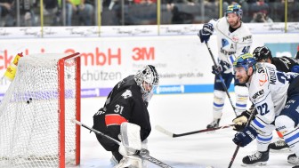 Kael Mouillierat (22) traf auf Zuspiel Darin Olvers (im Hintergrund) zum zwischenzeitlichen Ausgleich. Foto: ST-Foto.de / Johannes Traub Kael Mouillierat (22) traf auf Zuspiel Darin Olvers (im Hintergrund) zum zwischenzeitlichen Ausgleich. Foto: ST-Foto.de / Johannes Traub