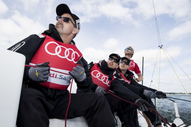 Volle Konzentration auf dem Boot beim Audi e-tron Cup auf der Kieler Woche. Foto: Audi Sports Com­mu­ni­ca­tions