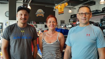 Patrick (von links), Angie und Klaus freuen sich diese Woche und ab 19. Juni wieder auf Ihren Besuch. Patrick (von links), Angie und Klaus freuen sich diese Woche und ab 19. Juni wieder auf Ihren Besuch.