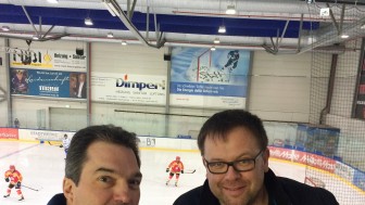 Spannendes Spiel: ERC-Sportdirektor Larry Mitchell und Stadionsprecher Hannes Langer scouteten das U19-Spiel gegen Kaufbeuren. Foto: Wimösterer Spannendes Spiel: ERC-Sportdirektor Larry Mitchell und Stadionsprecher Hannes Langer scouteten das U19-Spiel gegen Kaufbeuren. Foto: Wimösterer