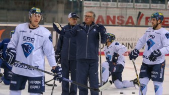 Das DEL-Team und Cheftrainer Doug Shedden zeigt beim Showtraining sein Können...

Foto: Jürgen Meyer, kbumm