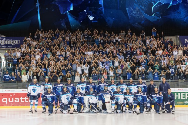 Die Mannschaft des ERC Ingolstadt mit den Fans im Rücken - Bild von der Dauerkartenübergabe 17/18 // Foto: Bösl / kbumm