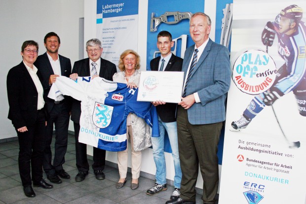 Ein signiertes Panther-Trikot als Preis für tolle Berufsausbildungsarbeit: (von links) Astrid Kutz (Agentur für Arbeit), Claus Gröbner (ERC Ingolstadt), Lydia Nißl (Donaukurier) und Manfred Jäger (Agentur für Arbeit) entgegen. Foto: Agentur für Arbeit