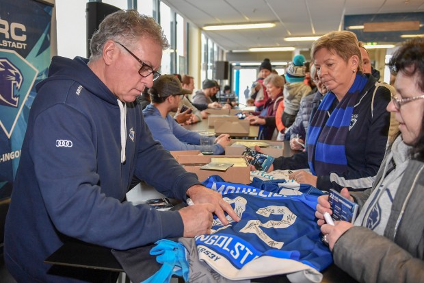 Gerade die Unterschriften der Neuzugänge sowie von Cheftrainer Doug Shedden waren  begehrt.

Foto: J. Traub / st-foto.de