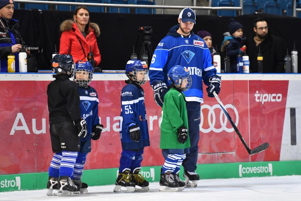 Brett Olson zeigt Kindern gerne ein paar Eishockey-Kniffe, wie auf dem Foto beim ERC-Kids on Ice Day. Foto: ST-Foto.de / Johannes Traub  