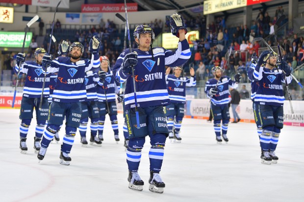 Celebrating with the fans: The Panthers scored 16 goals in 4 homes games. Foto: Johannes TRAUB / ST-Foto.de  