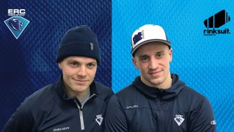 Die ERC-Profis Michael Garteig (li.) und Hans Detsch (re.) mit den Mützen und Caps von rinksuit. Die ERC-Profis Michael Garteig (li.) und Hans Detsch (re.) mit den Mützen und Caps von rinksuit.