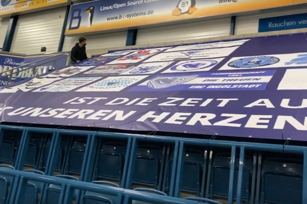 Die Banner auf den Rängen der SATURN-Arena hängen. Dies wird auch thematisiert in Folge 4 des ERC Updates...