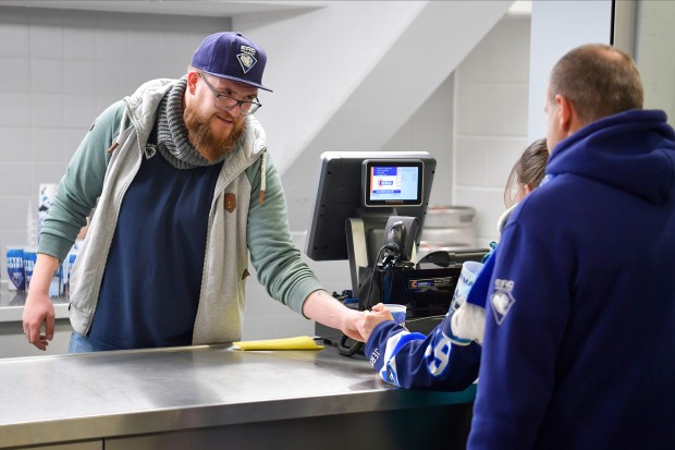 An den Kiosken der SATURN-Arena wird es ein neues Speiseangebot geben.
Foto: Johannes TRAUB / JT-Presse.de