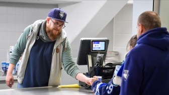 An den Kiosken der SATURN-Arena wird es ein neues Speiseangebot geben.
Foto: Johannes TRAUB / JT-Presse.de An den Kiosken der SATURN-Arena wird es ein neues Speiseangebot geben.
Foto: Johannes TRAUB / JT-Presse.de