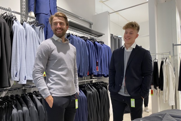 Wojciech Stachowiak und Simon Gnyp bei der Anprobe der Klamotten.