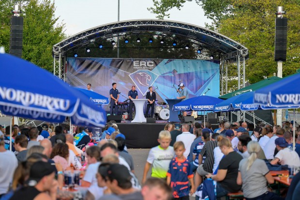Auf der Bühne wird sich das neue Panther-Team den Fans vorstellen.
Foto: Johannes Traub/JT-Presse.de