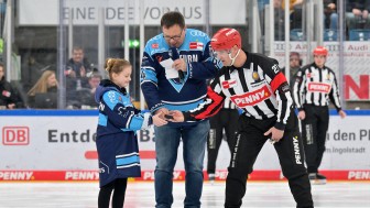Das Penny Puckkind bringt - wie im Vorjahr - den Spielpuck auf das Eis.
Foto: Johannes Traub/JT-Presse.de