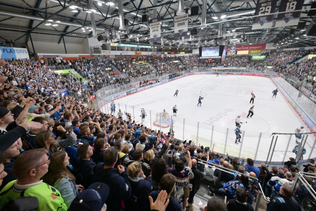 Endlich wieder Panther-Eishockey live in der SATURN-Arena.
Foto: Johannes Traub/JT-Presse.de