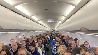 Die Panther-Fans im Flugzeug von Ingolstadt nach Växjö.