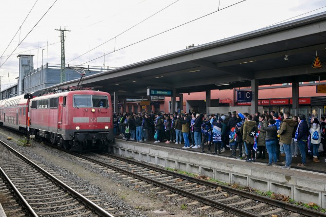 Ingolstädter Fans warten am Hauptbahnhof in Ingolstadt auf den Sonderzug