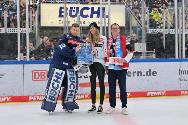 Franz Seitner von der DB Regio Bayern und ERC-Fan Annalena ehrten Christian Heljanko als Panther des Monats.
Foto: Johannes Traub/JT-Presse.de