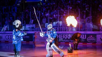 Volles Programm zum Heimspiel am Sonntag.
Foto: Stefan Bösl Volles Programm zum Heimspiel am Sonntag.
Foto: Stefan Bösl