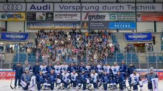 Gemeinsames Mannschaftsfoto mit den Fans bei der Saisoneröffnung. Gemeinsames Mannschaftsfoto mit den Fans bei der Saisoneröffnung.