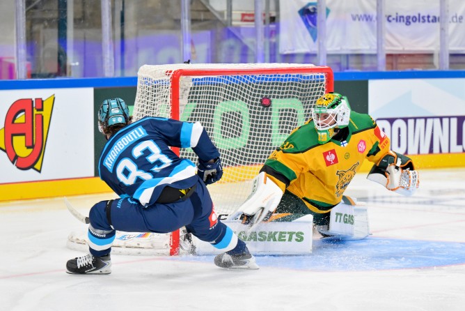 Samir Kharboutli (Nr.83 - ERC Ingolstadt) in front of Goalkeeper Dominik Pavlat (Nr.39 - Ilves Tampere)