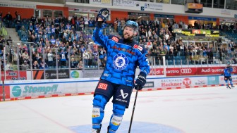 Riley Barber bejubelt seine Tore auch weiterhin in blau-weiß.
Foto: Johannes Traub/JT-Presse.de Riley Barber bejubelt seine Tore auch weiterhin in blau-weiß.
Foto: Johannes Traub/JT-Presse.de