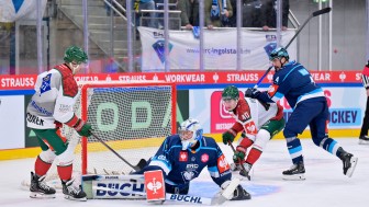 ERC-Goalie Nico Pertuch zeigte eine starke Partie.
Foto. Johannes Traub/JT-Presse.de ERC-Goalie Nico Pertuch zeigte eine starke Partie.
Foto. Johannes Traub/JT-Presse.de