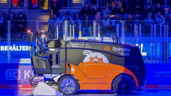 Gewinne eine Mitfahrt auf der Zamboni.
Foto: Johannes Traub/JT-Presse.de Gewinne eine Mitfahrt auf der Zamboni.
Foto: Johannes Traub/JT-Presse.de