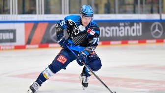 Unter anderem das Warmup-Trikot von Alex Breton ist unter dem Hammer.
Foto: Johannes Traub/JT-Presse.de