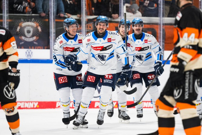 Abbott Girduckis (Mitte) erzielet den Siegtreffer für den ERC.
Foto: City-Press