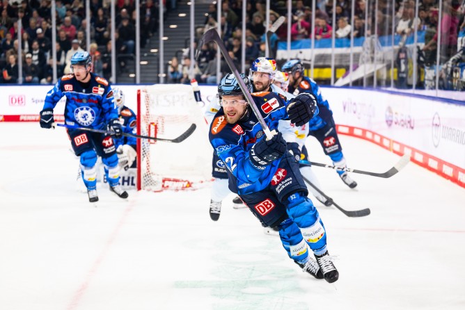 Der ERC um Daniel Schmölz muss sich in München spät geschlagen geben.
Foto: City-Press