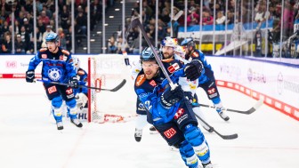 Der ERC um Daniel Schmölz muss sich in München spät geschlagen geben.
Foto: City-Press Der ERC um Daniel Schmölz muss sich in München spät geschlagen geben.
Foto: City-Press