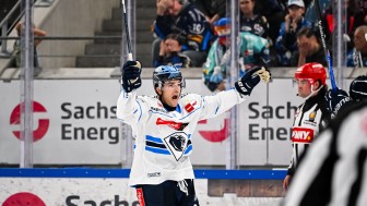 Am 2. Spieltag gewannen die Panther um Kenny Agostino in Dresden.
Foto: DEL-Photosharing Am 2. Spieltag gewannen die Panther um Kenny Agostino in Dresden.
Foto: DEL-Photosharing